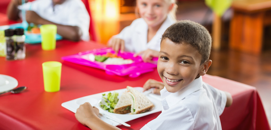 school children eating lunch